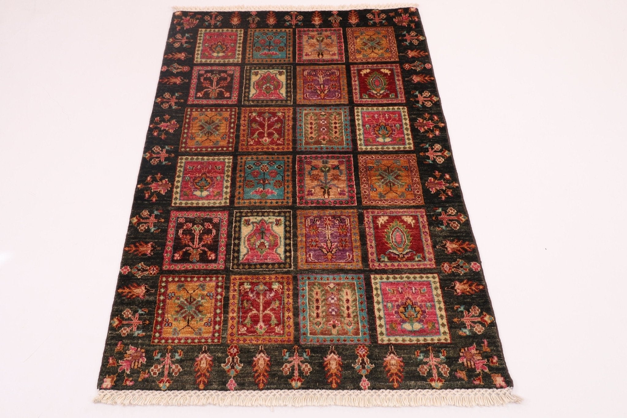 Elegant Turkmen Rug - 100x157 cm