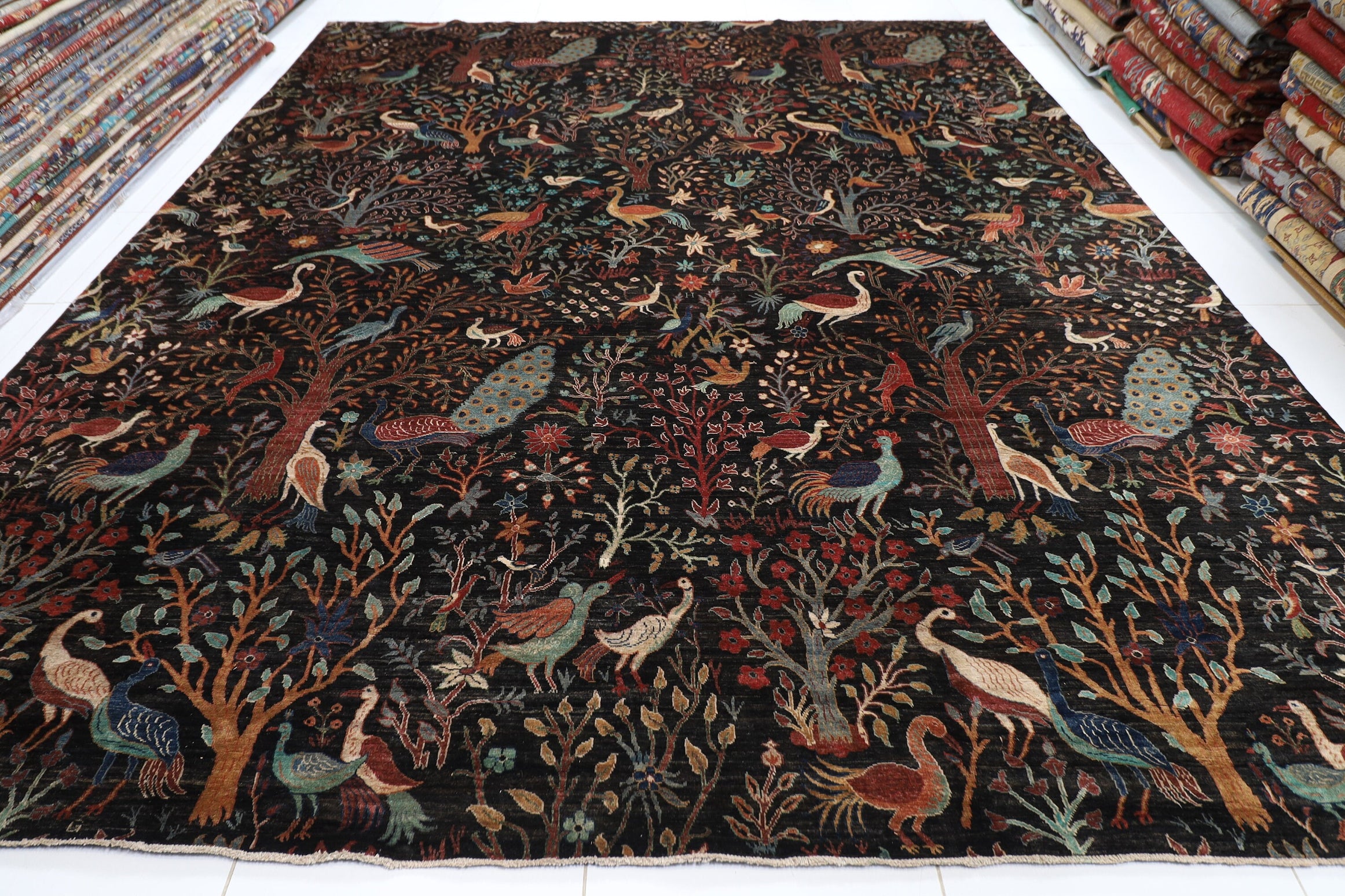 Ghusoon Black - 370 x 453 cm